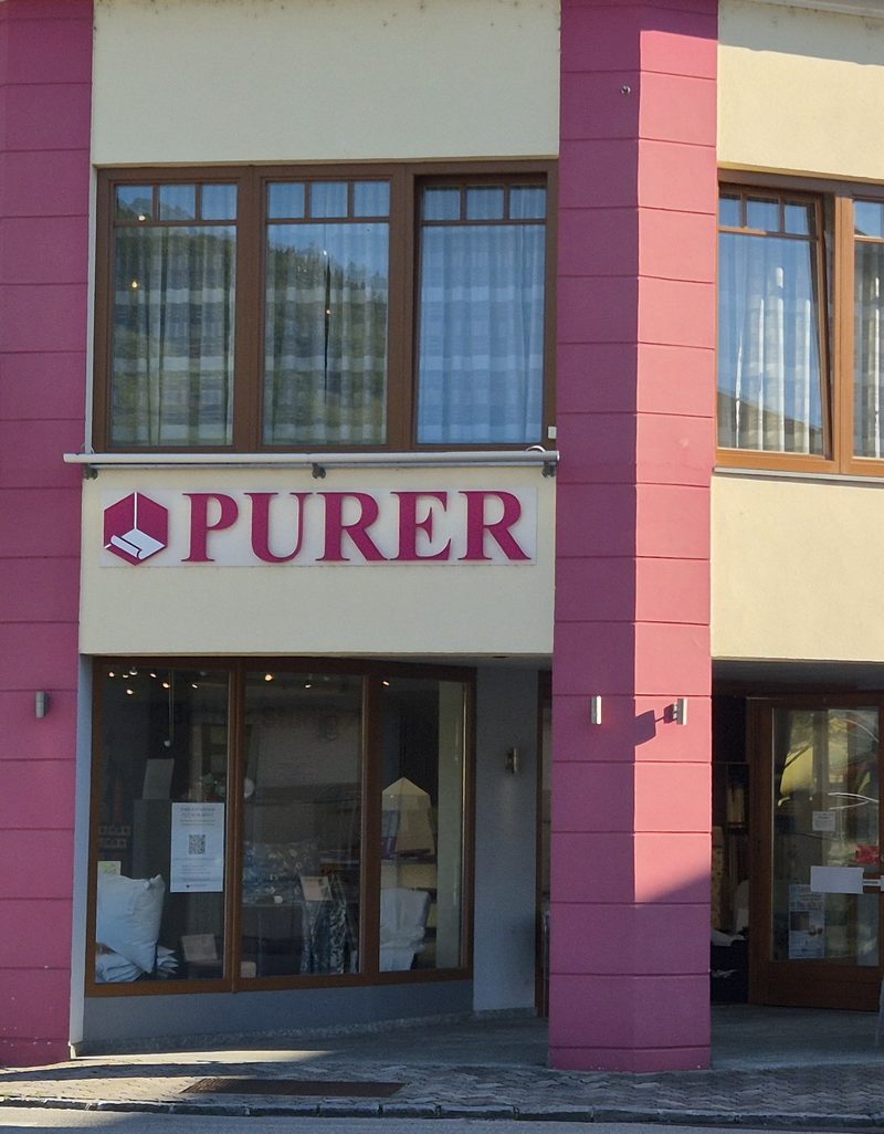 Eckhaus des Bettenstudio Purer in Kirchberg an der Pielach mit Schriftzug über dem Eingang